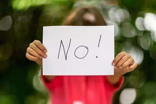 “妈妈，同桌总是摸我”，妈妈这么做，挽救了女儿的未来