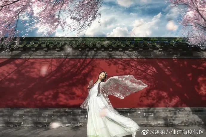 ​在蓬莱三仙山风景区美妙的取景，古风小姐姐如此惊艳堪称大片