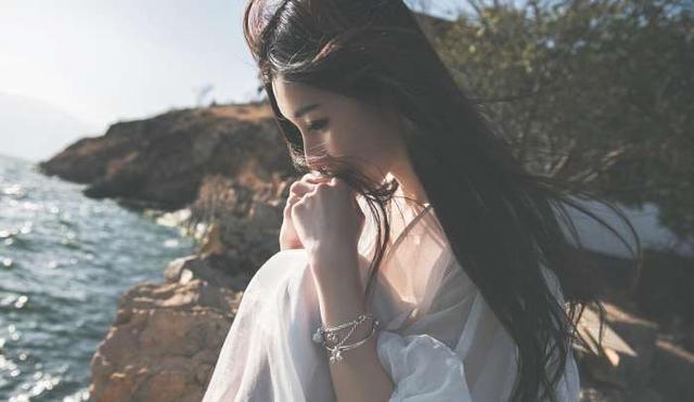 老公干妈和干妹妹害我流产，看了他前妻的遗照后，我怒赶她们出去