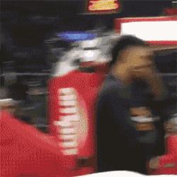 新郎抱不起老婆的搞笑视频,新郎抱不动新娘怎么化解尴尬