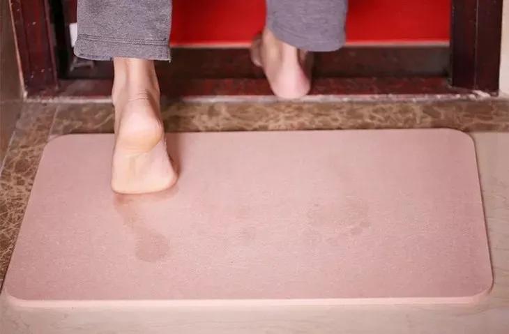 别在门口放“门垫”了？真脏！学学年轻人的做法，干净又实用