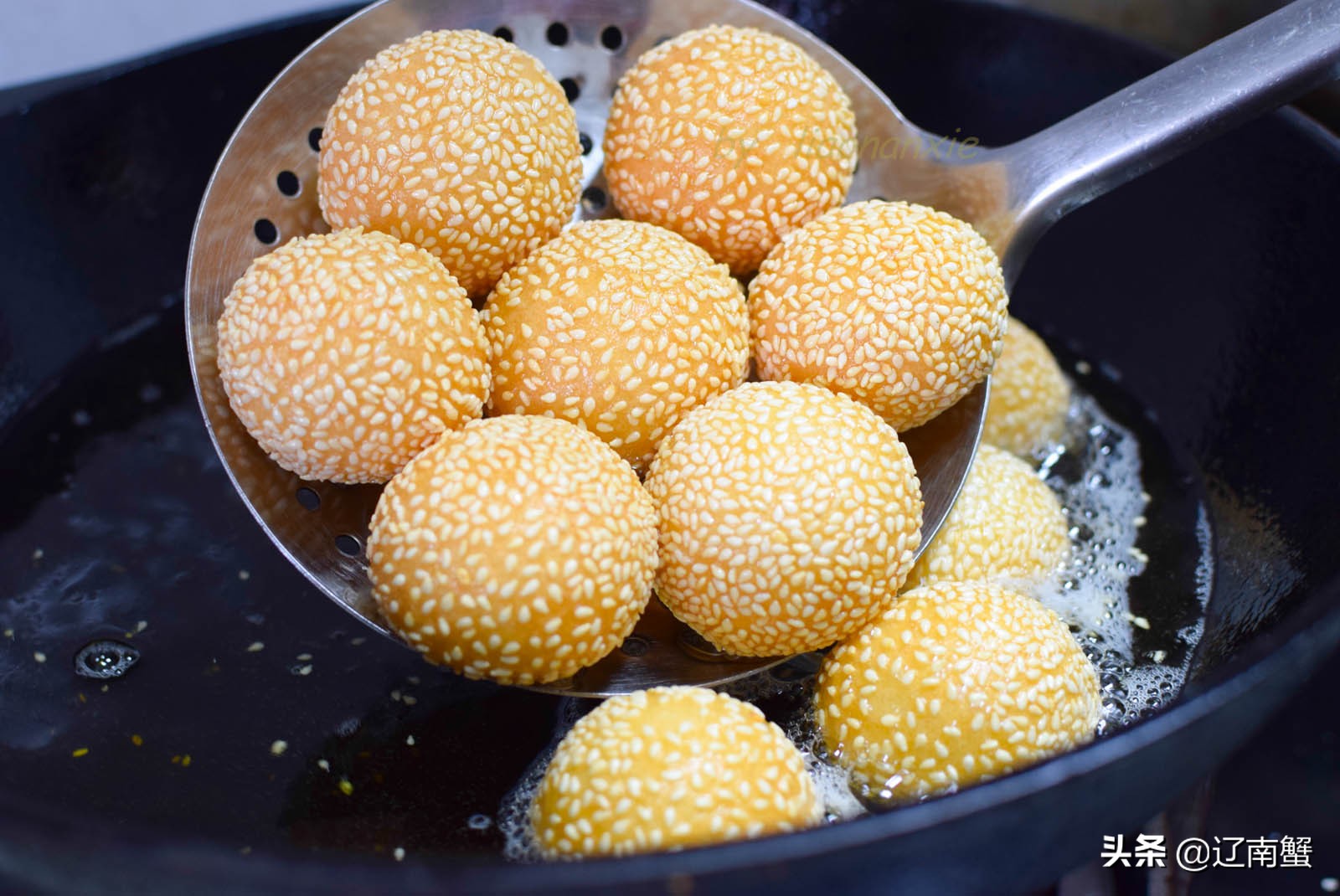 过年炸麻团，关注这3点，表皮不开裂出锅不变软，焦焦脆脆特好吃