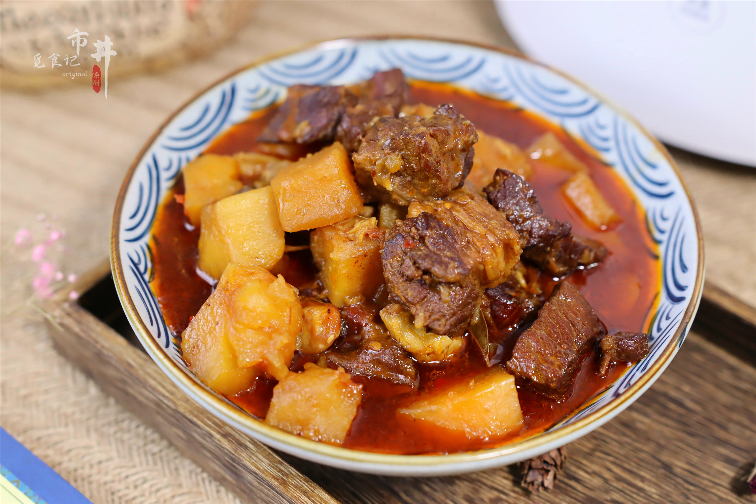 做牛肉炖土豆怎么个配料法,土豆炖牛肉是用牛腩还是牛肉