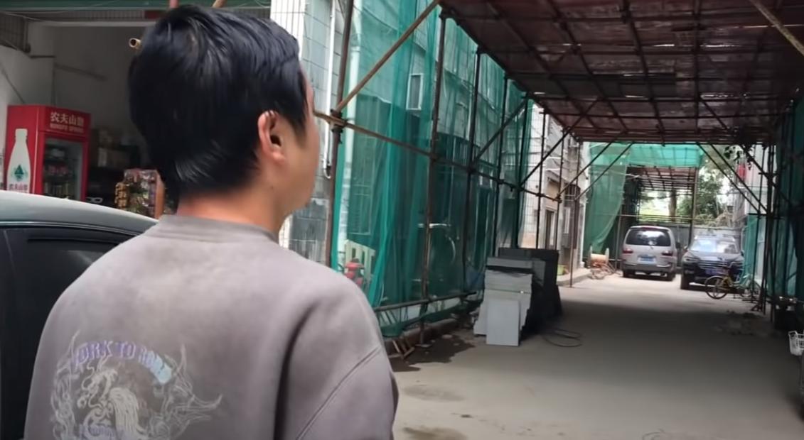 揭秘三和大神：日结1天玩3天，年纪轻轻为何自甘堕落？纪录片