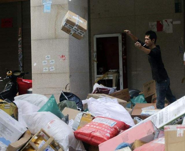 快递被损坏如何投诉,包裹损坏是找商家还是快递责任