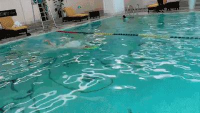 初学游泳有游泳圈,初学游泳浮起来了游不走