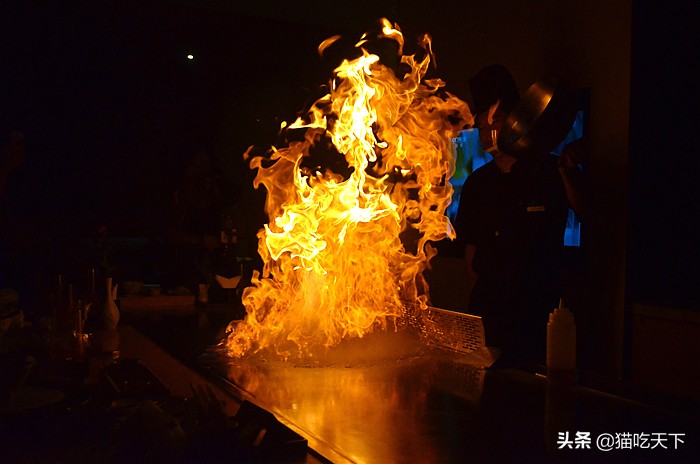 高温天气宅家不无聊,高温暴雨都挡不住人们游玩的步伐