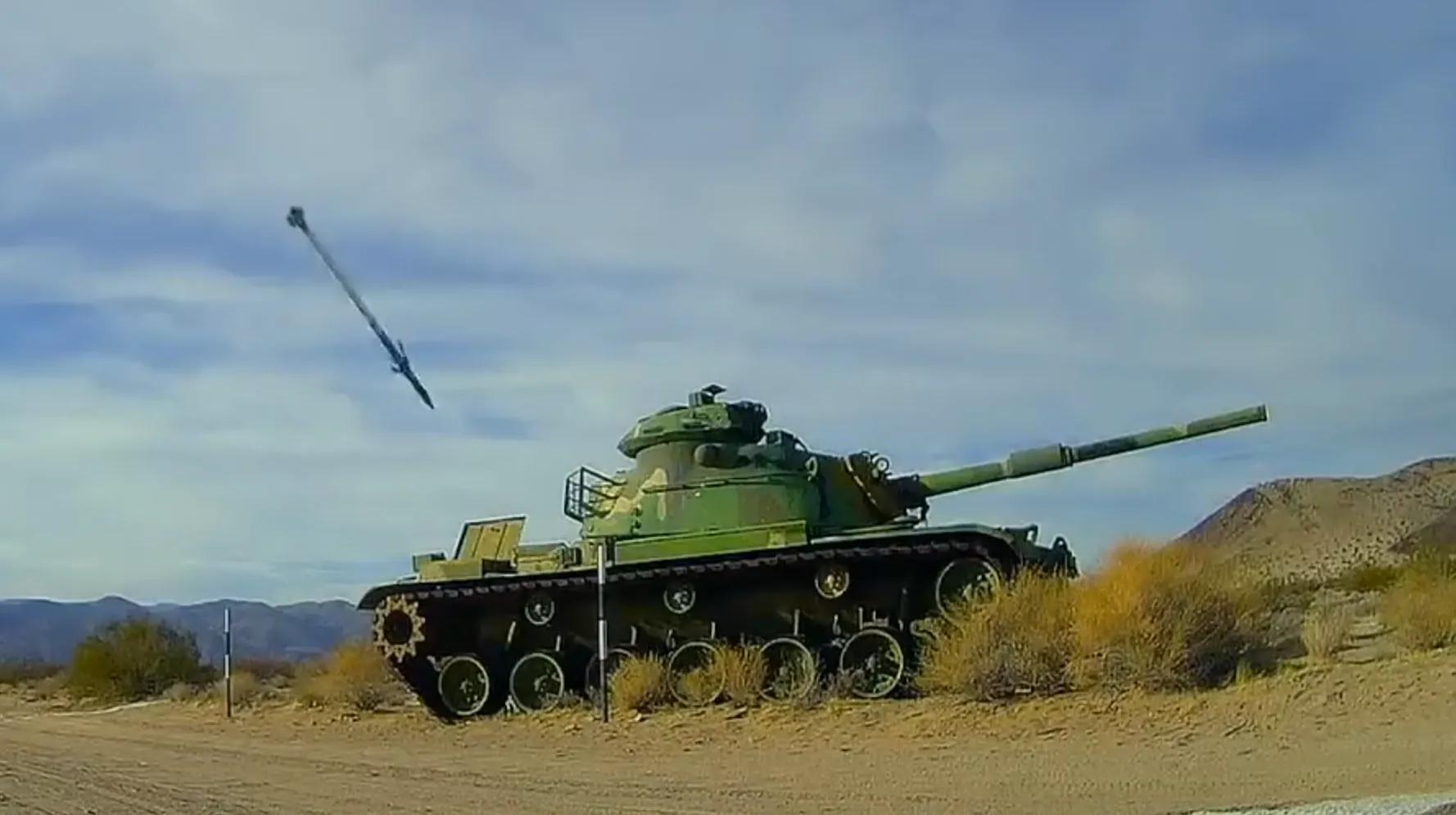 精准炸弹炸毁战机视频,精确制导炸弹精确击中目标全过程