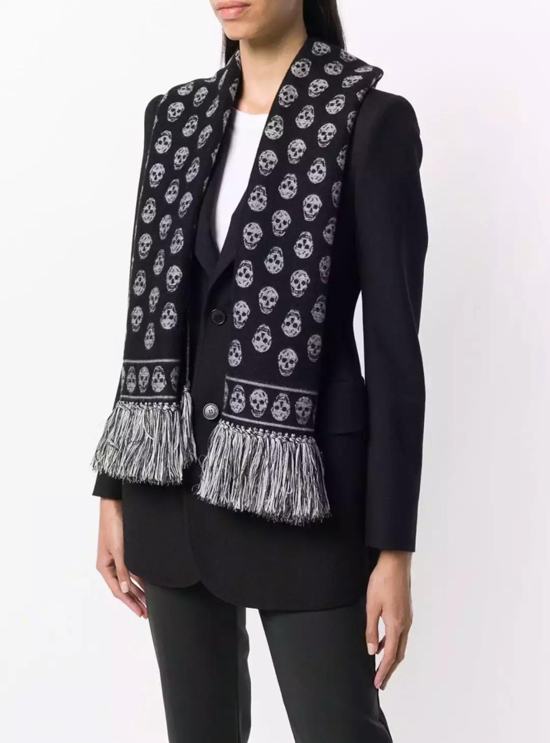 想要冬天穿出高级感,冬天围巾这样系简单又时尚好喜欢