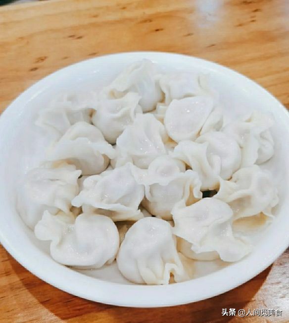 俄罗斯美女在上海开饺子馆，小米粥小咸菜不要钱，客人来得真不少