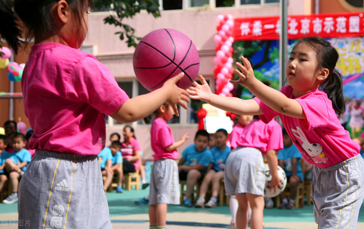 孩子被孤立了家长怎么帮助他,14岁男孩班里被孤立家长插手吗