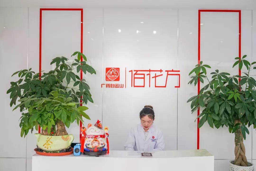 我花99块钱就泡到了我们公司的“彭于晏”！