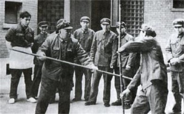 *世友许**听闻军中来了位高手，欲切磋武功，*飚耿**：你不是我的对手