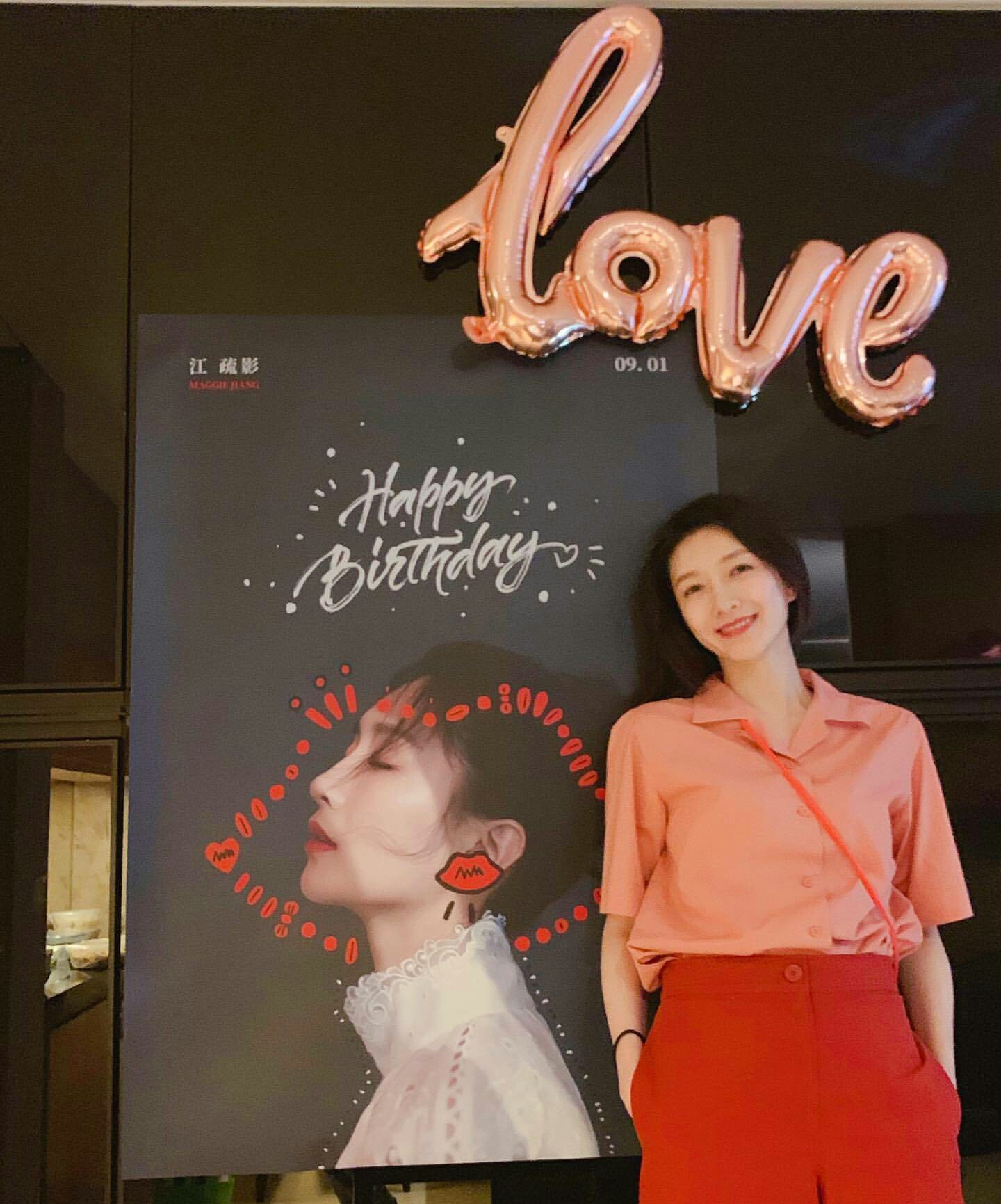 粉色唐老鸭卫衣江疏影,江疏影穿粉色外套和裤子潇洒时尚