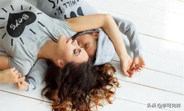 孩子总想妈妈陪着,孩子老是要妈妈陪玩怎么办