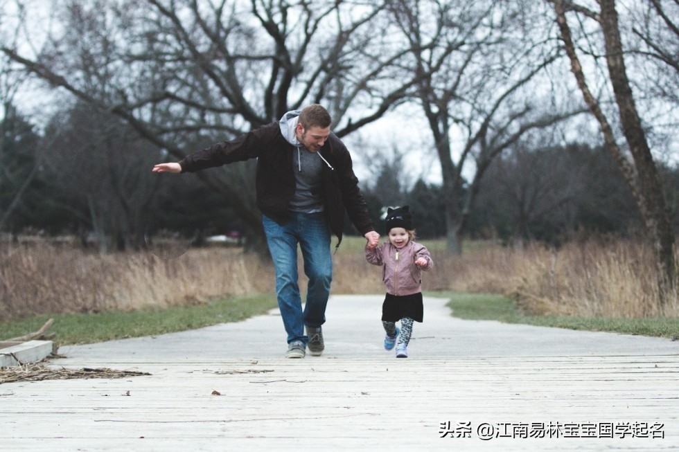 男孩起名寓意睿智稳重的名字,2020新生儿取名男孩名字排行