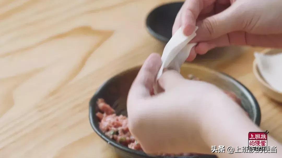 馄饨怎么包才漂亮而且要简单的,馄饨别煮着吃了教你个特色吃法