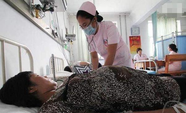 高龄产妇冒死生下男孩,40岁高龄产妇生下孩子的经历