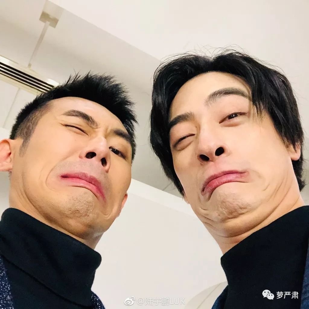 一开始我以为爱上了实力派，没想到他们还全是梗王