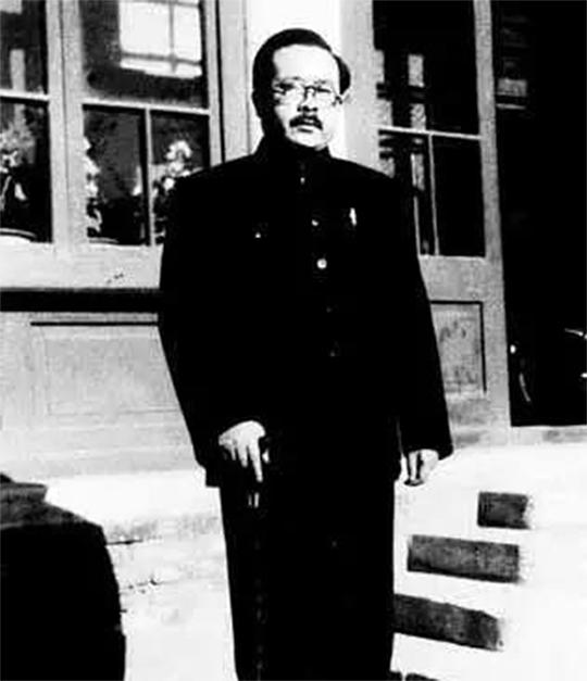 工作狂人任弼时，生命最后一刻还在工作，9个儿女只留下4人