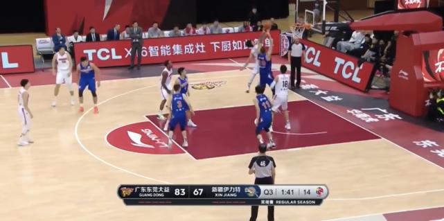 徐杰抢篮板大汉投三分,徐杰单手怒摘篮板视频