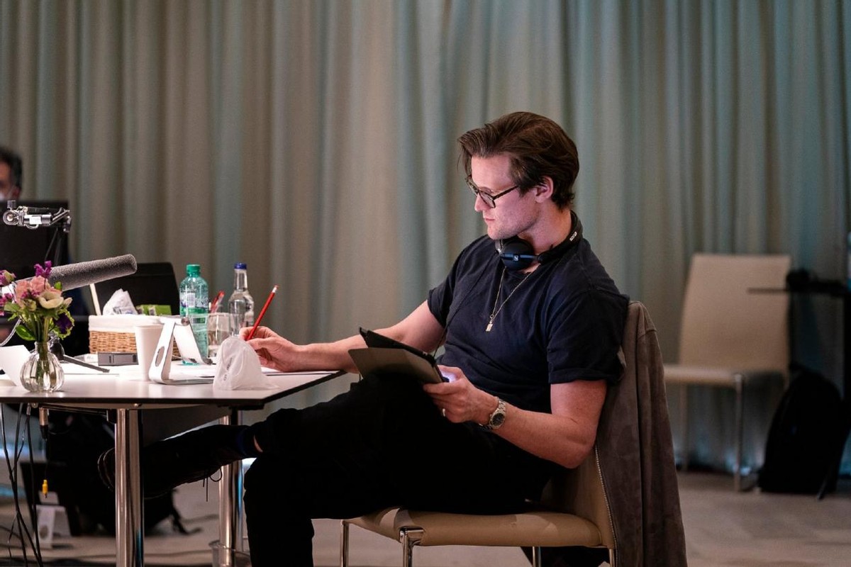 权力的游戏前传片场照！龙妈祖先银发亮相，网友：这个王子拉胯了