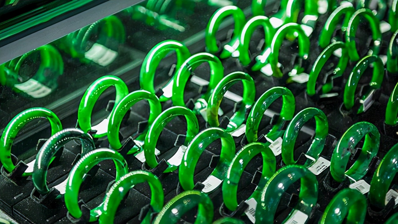 五彩斑斓的和田玉家族！这抹价值不菲万的“绿”来自何方？