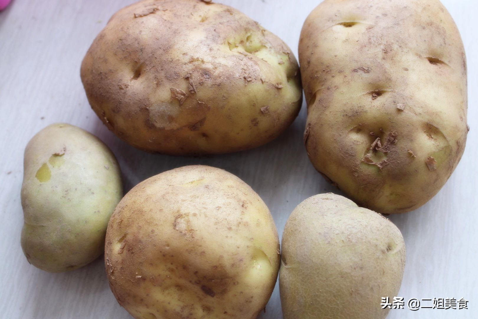土豆变绿了一点都不能吃吗,土豆变绿了没有长芽能吃吗