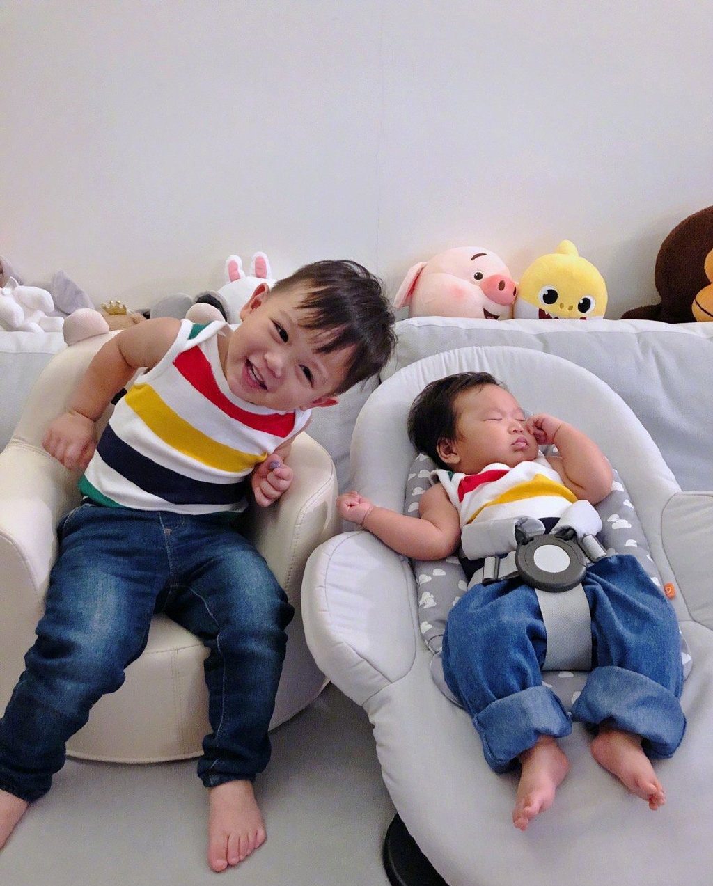 胡杏儿陪三个儿子雨中玩水,胡杏儿晒两儿子萌照