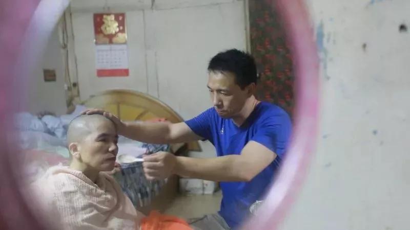 妻子昏迷十年丈夫不离不弃,妻子植物人13年丈夫不离不弃照顾