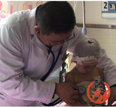 两岁宝宝发烧不退是甲流吗,孩子拍片疑似右肺炎症