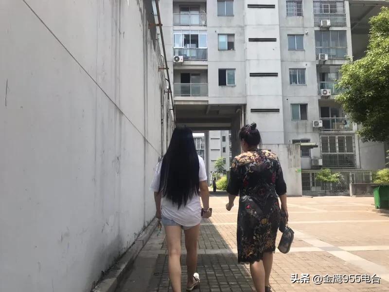 变态男！光天化日下频偷长沙一小区女性贴身内衣裤