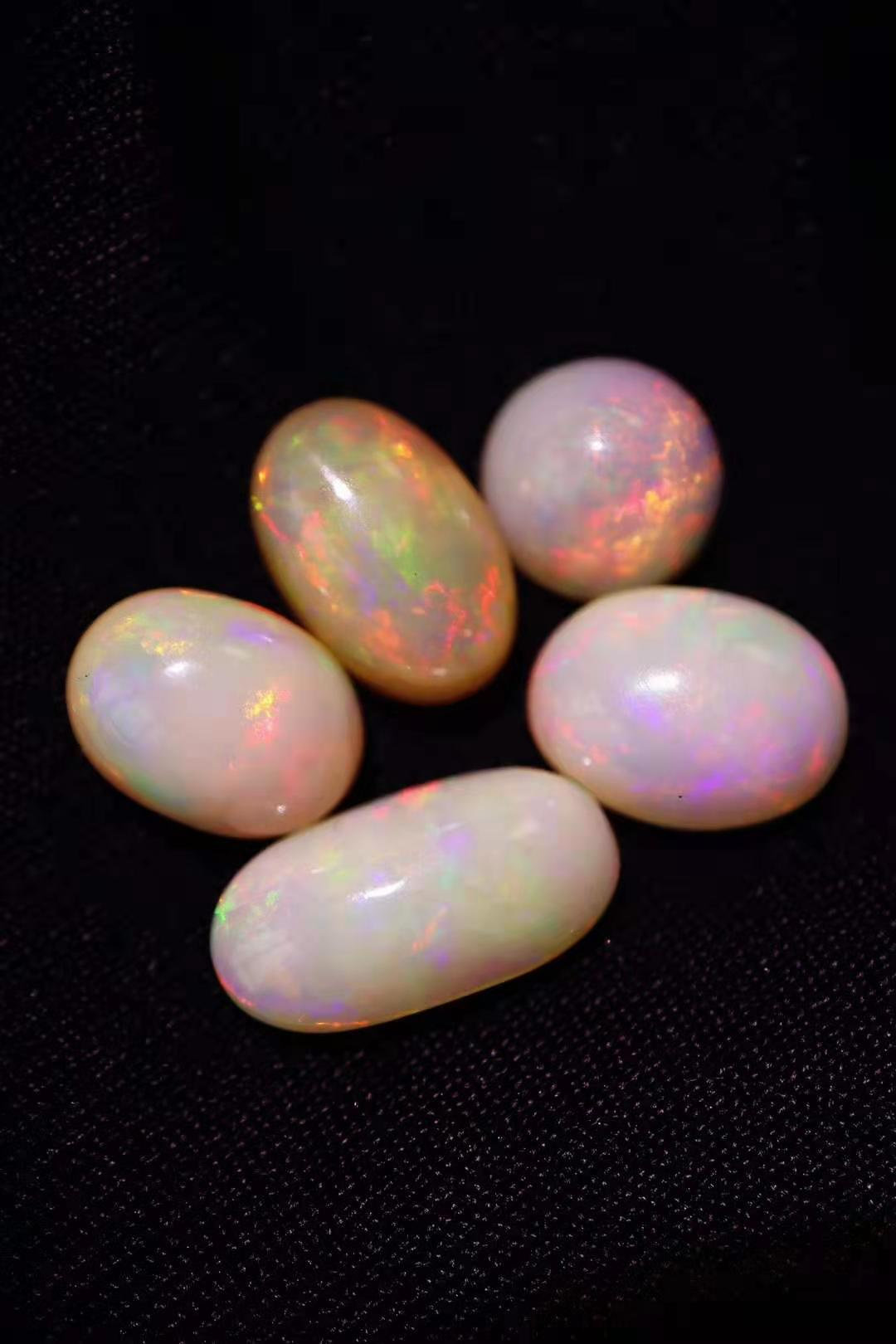 欧泊一种拥有世间所有颜色的宝石，关键还不贵