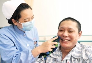 家人生病住院了怎么去安慰家属,家人住院急需手术