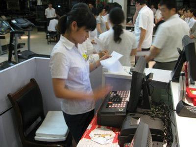 有人说成都在普通超市上班的人工资都有7到8千，是真的吗？