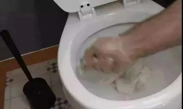 马桶刷子发黄怎么清洗,马桶塑料盖发黄清洗小窍门