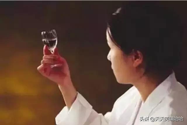 陈年白酒有什么特点,白酒呈黄色有沉淀物是什么原因