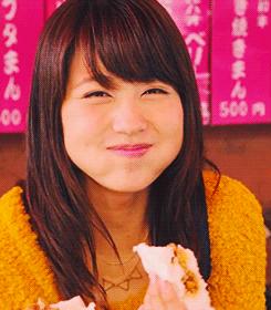 脸大的女生适合哪种脸型,女生脸大的5大特征