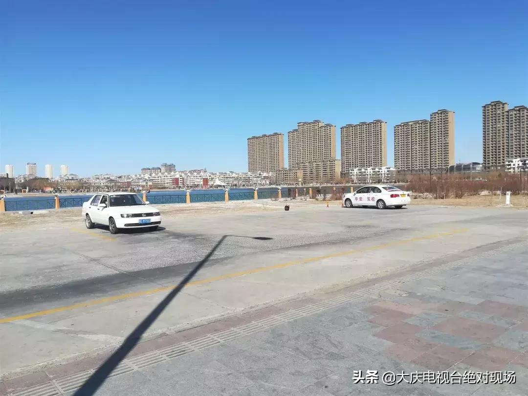 大庆平安驾校湖边停车场内练“倒库”如此练车“平安”吗？