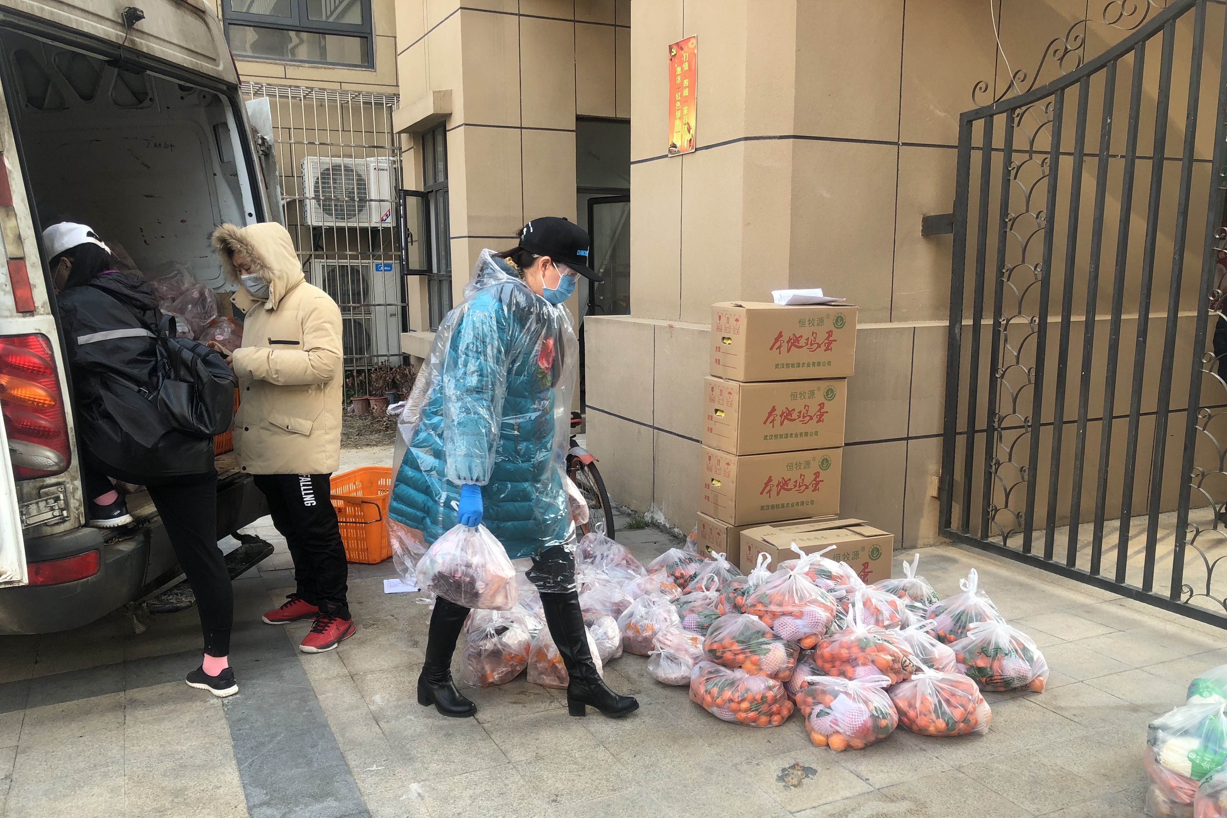 小区停车场值守员、生活日用品代购员、高校专业课教师，武汉商学院教师周宇角色切换，送爱进社区