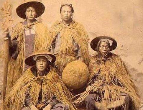 正在被抢劫，这位母亲为何让儿子认盗匪为干爹？