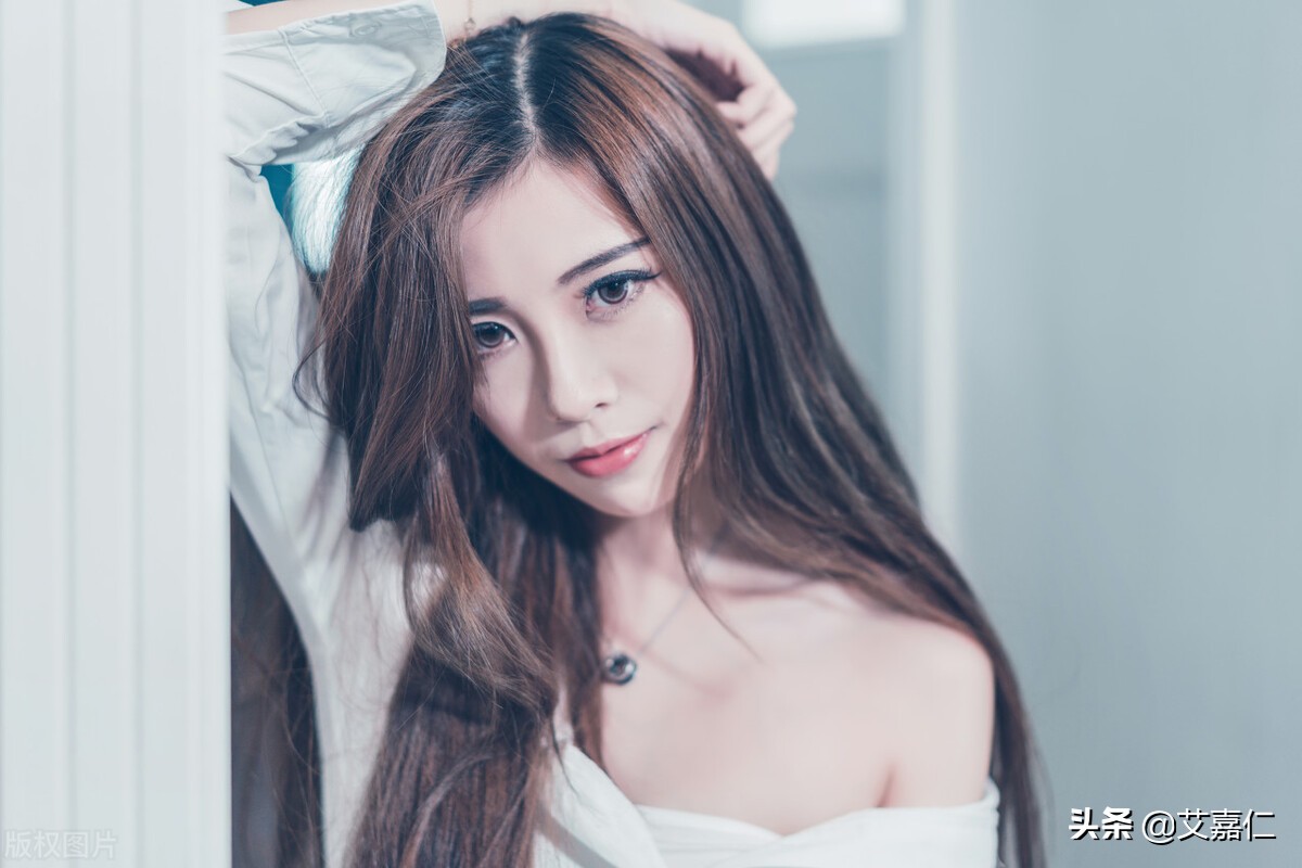 艾嘉仁｜“拔的时候特别爽！”14岁少女将自己拔成秃顶