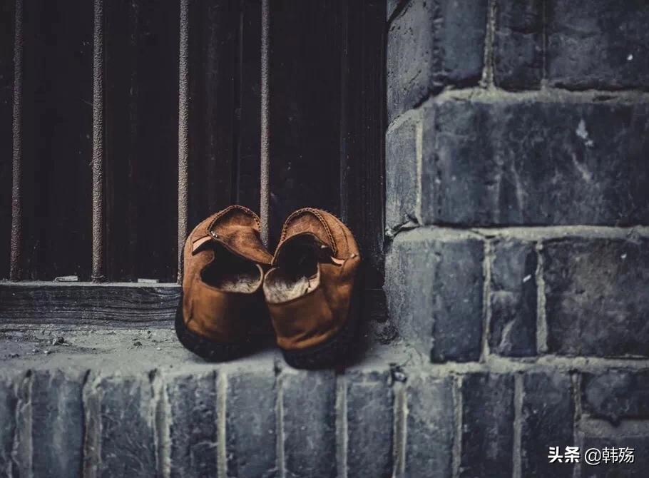 小时候偷偷抽烟长大爸爸给我烟,小时候偷了我爸爸一根烟