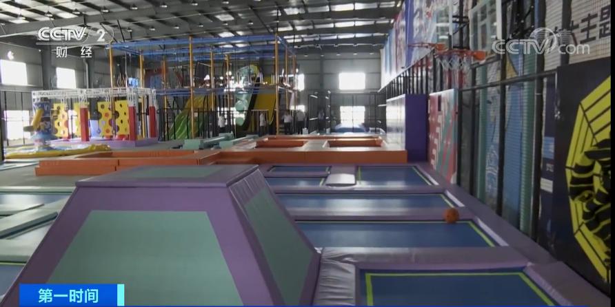 90后女孩蹦床馆摔成完全性截瘫,小女孩玩蹦床导致截瘫