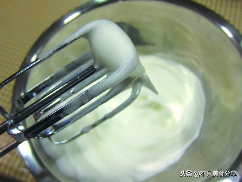 要烤出膨胀有空气感的戚风蛋糕，先打造不易消泡的「蛋白霜」吧！