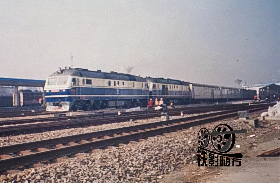 铁影车,东风11型内燃机车照片