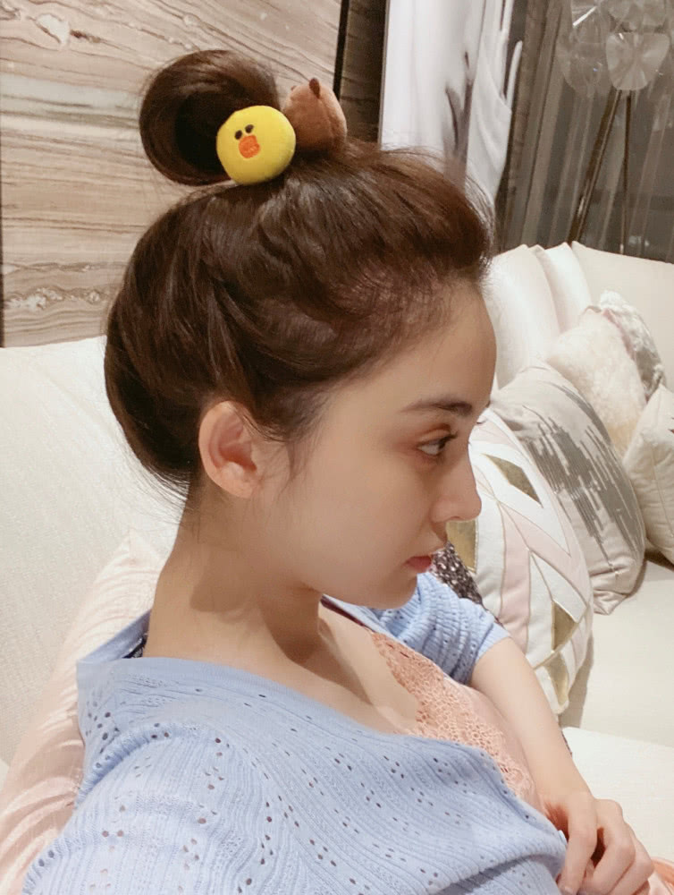 娜扎宅家画画敷面膜素颜出镜超美,娜扎自拍私服照
