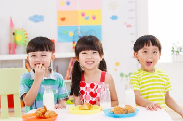 幼儿园的孩子不听话，家长抓住“两个阶段”，收获“听话”乖宝宝