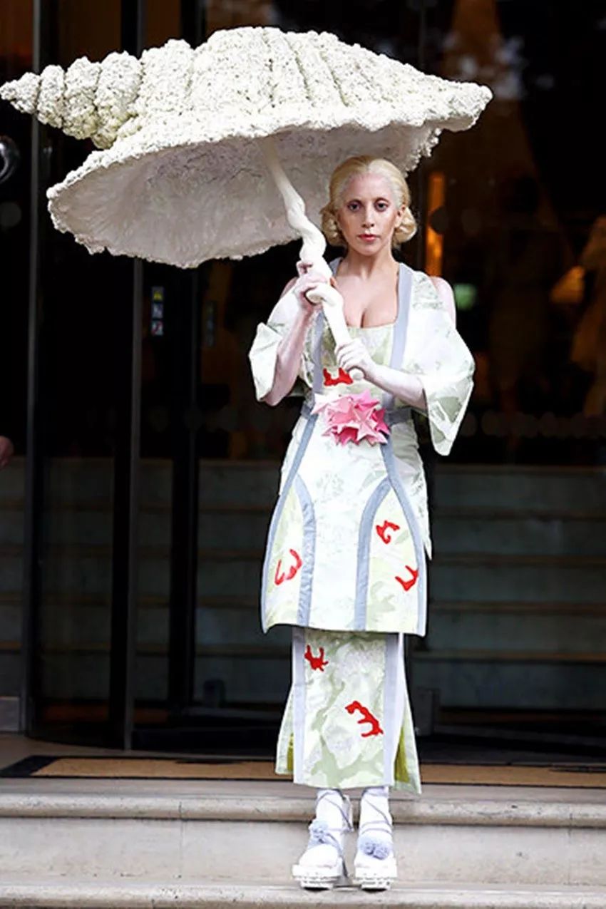 ladygaga承认自己是个平凡人,ladygaga一个明星的诞生发布会
