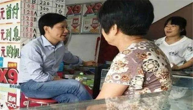 戴口罩直播1天卖3亿的雷军，像极了曾经的李嘉诚
